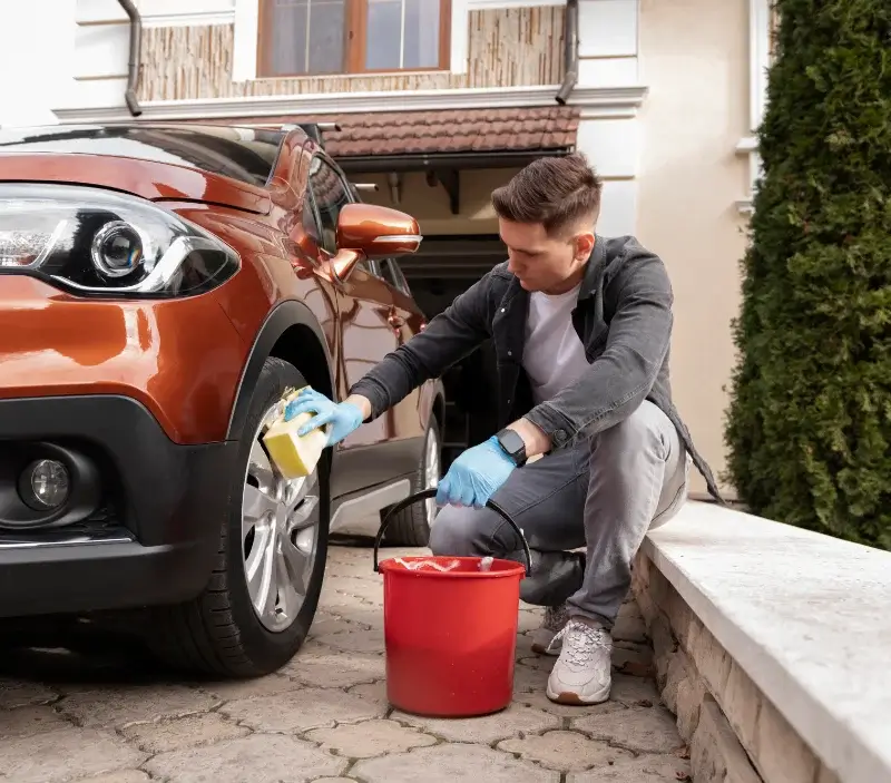 Lavage auto à domicile Moulis : professionnel intervenant sur un véhicule